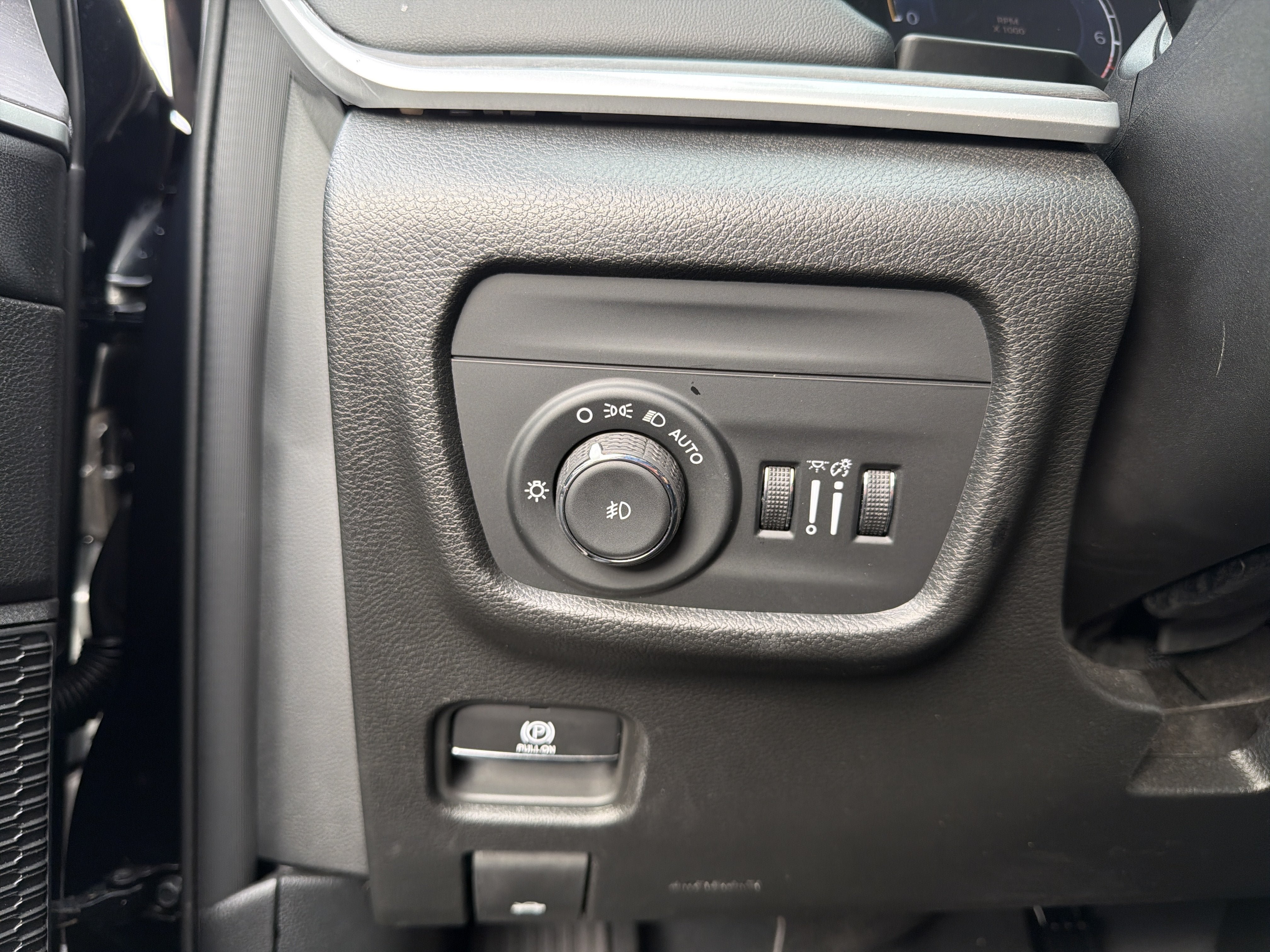 Used 2023 Jeep Grand Cherokee Limited AWD/4WD image 26