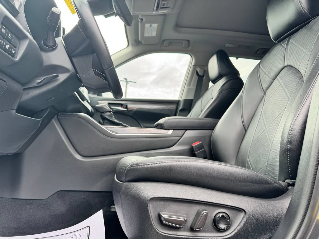 Used 2021 Toyota Highlander Platinum FWD image 21