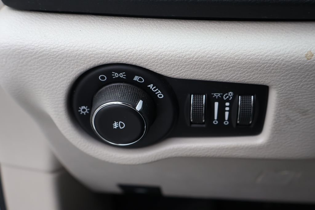 Used 2017 Chrysler Pacifica Touring-L Plus w/ Tire & Wheel Group image 17