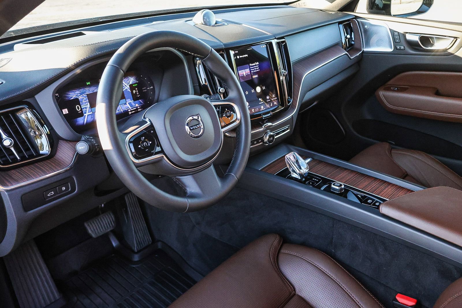 Used 2023 Volvo XC60 T8 Ultimate w/ Climate Package image 29