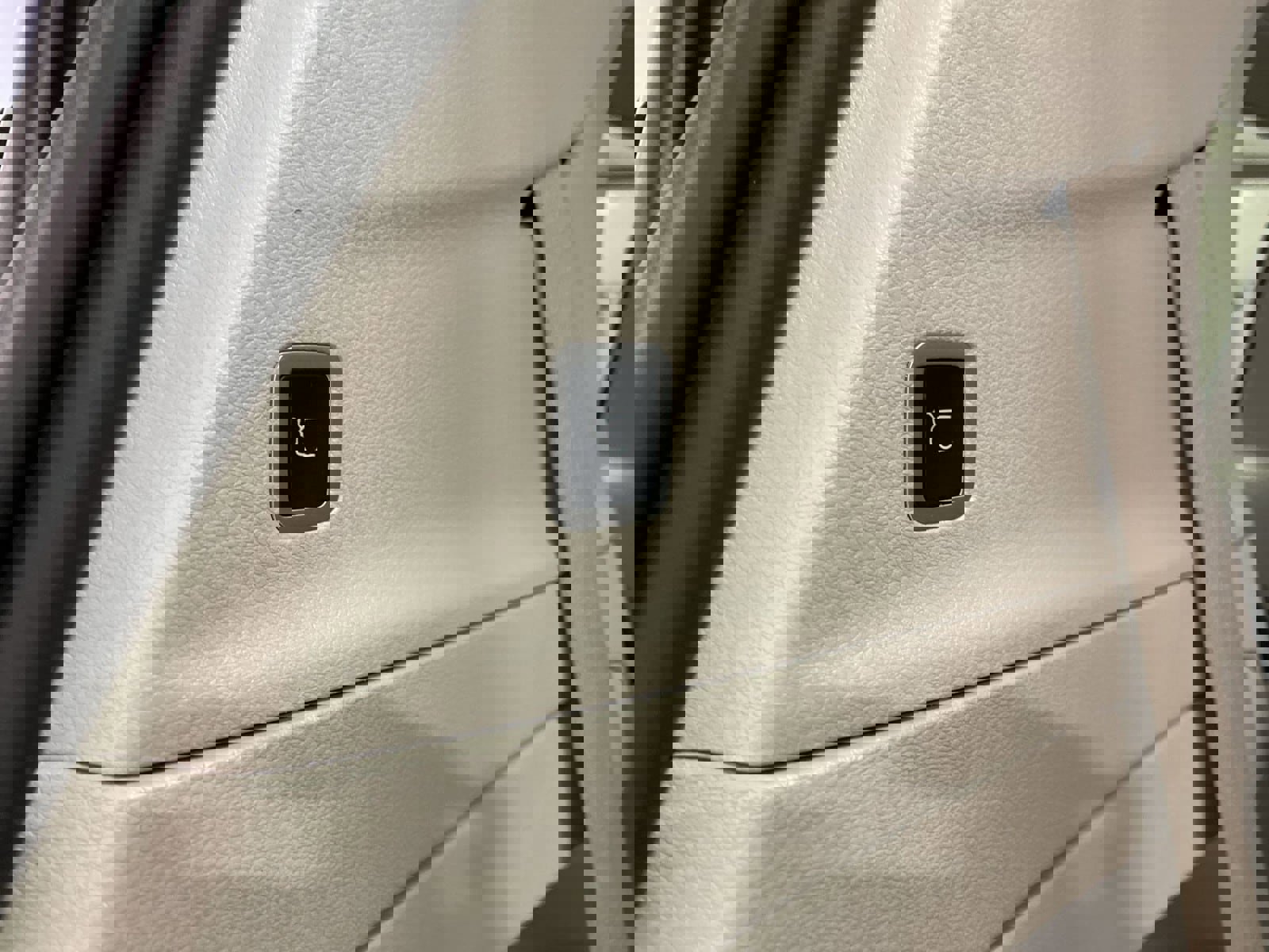 Used 2024 Chrysler Pacifica Touring-L image 27