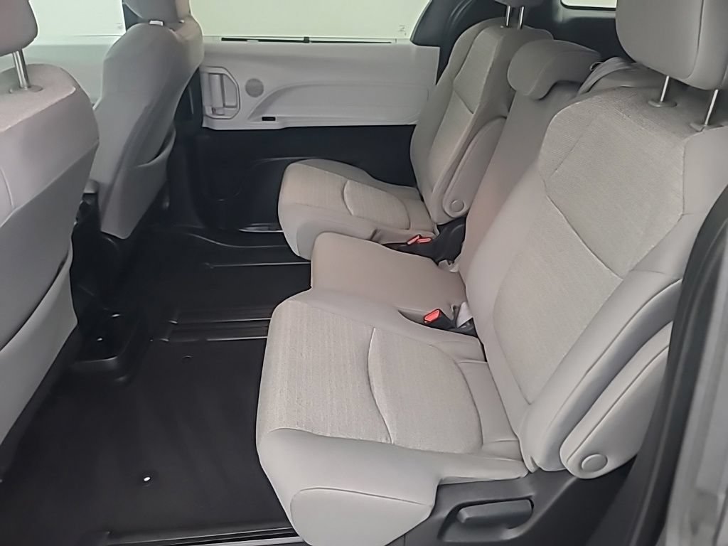 Used 2025 Toyota Sienna LE FWD image 21