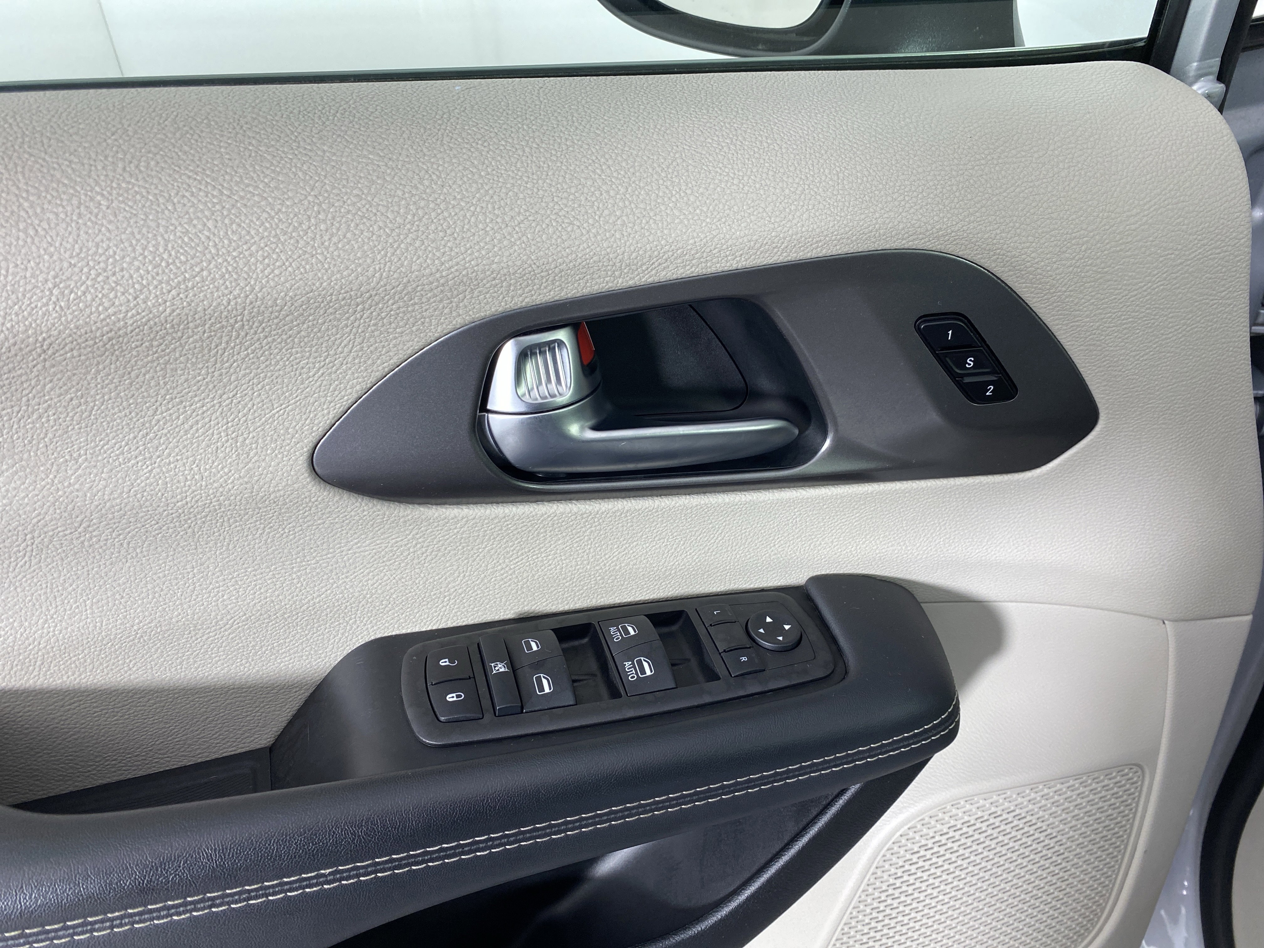 Used 2023 Chrysler Pacifica Touring-L image 14