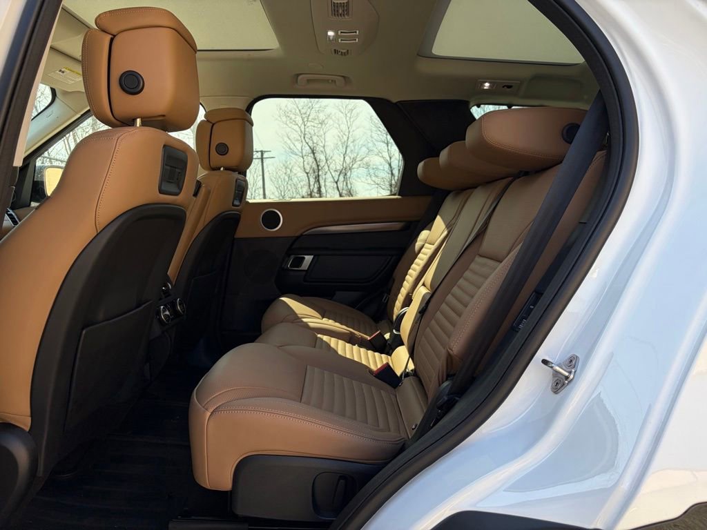 Certified 2025 Land Rover Discovery Metropolitan Edition AWD/4WD image 13