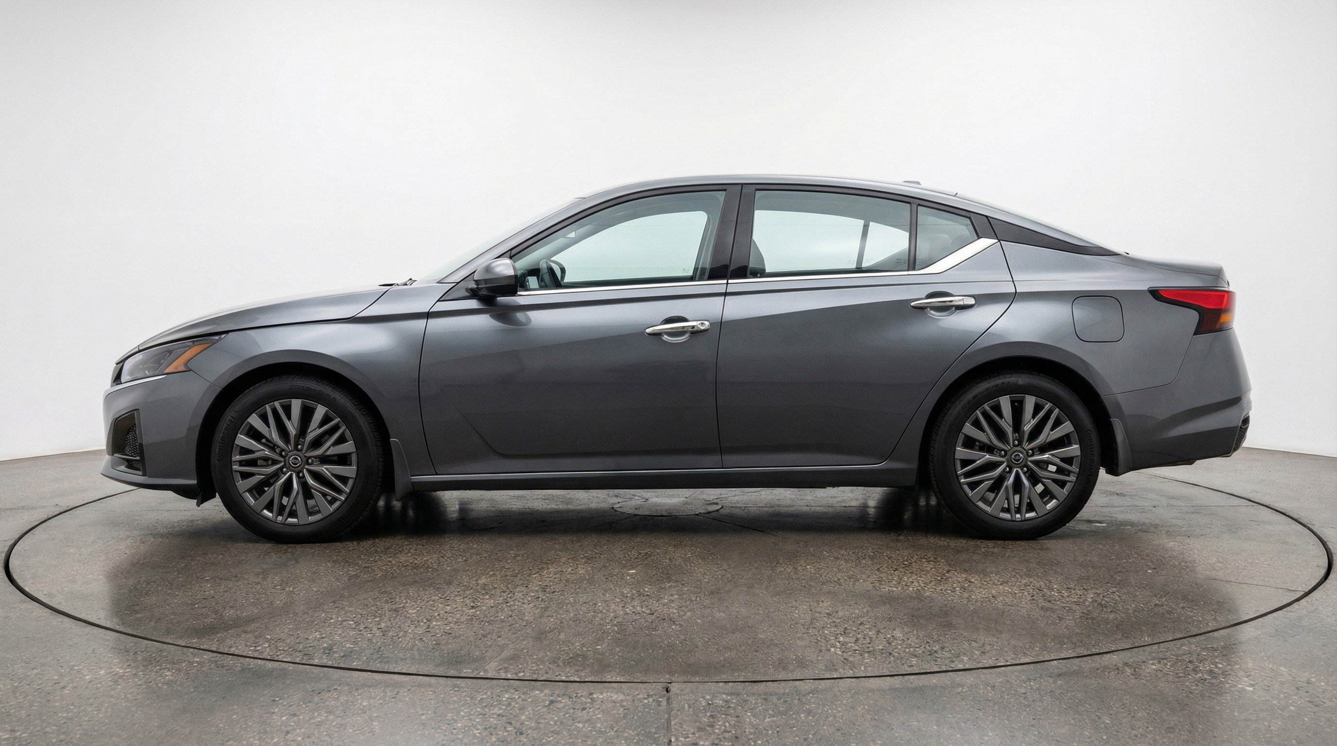 Used 2025 Nissan Altima 2.5 SV image 5