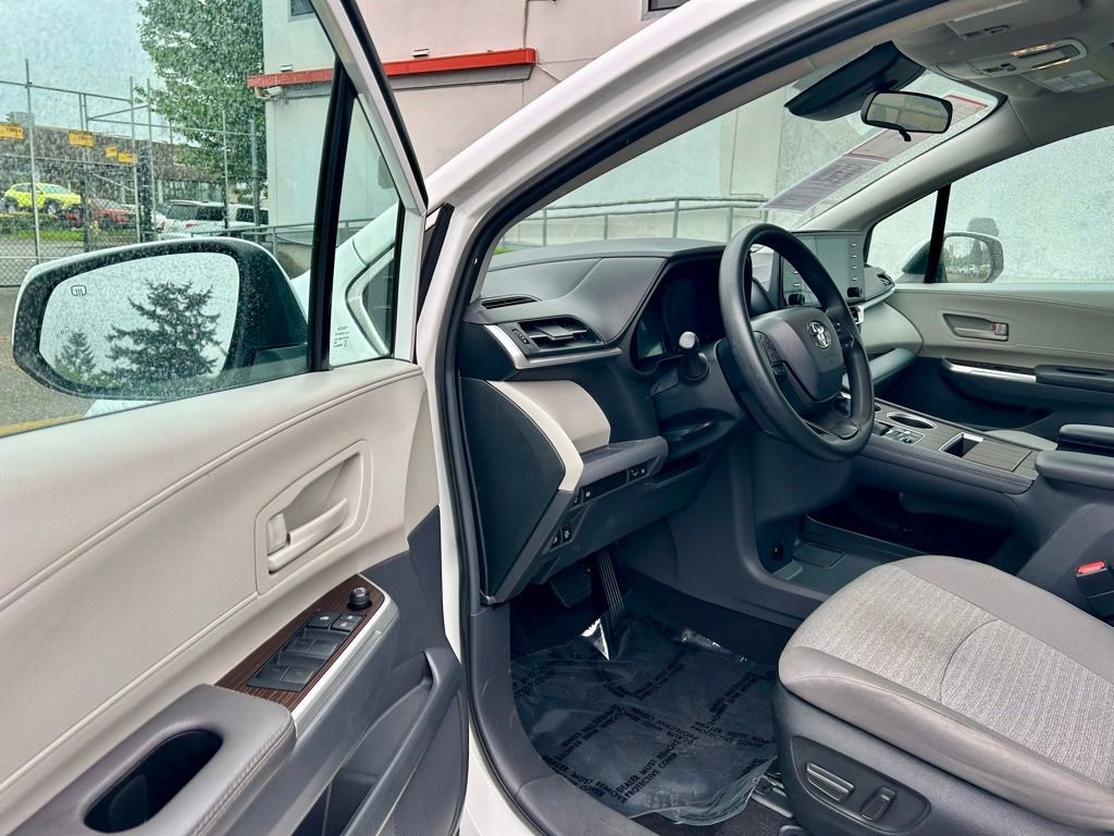 Certified 2024 Toyota Sienna LE AWD/4WD image 9