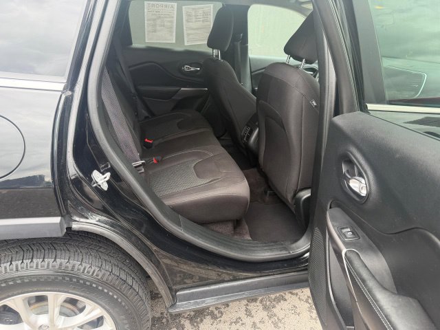 Used 2019 Jeep Cherokee Latitude w/ Popular Appearance Group AWD/4WD image 10