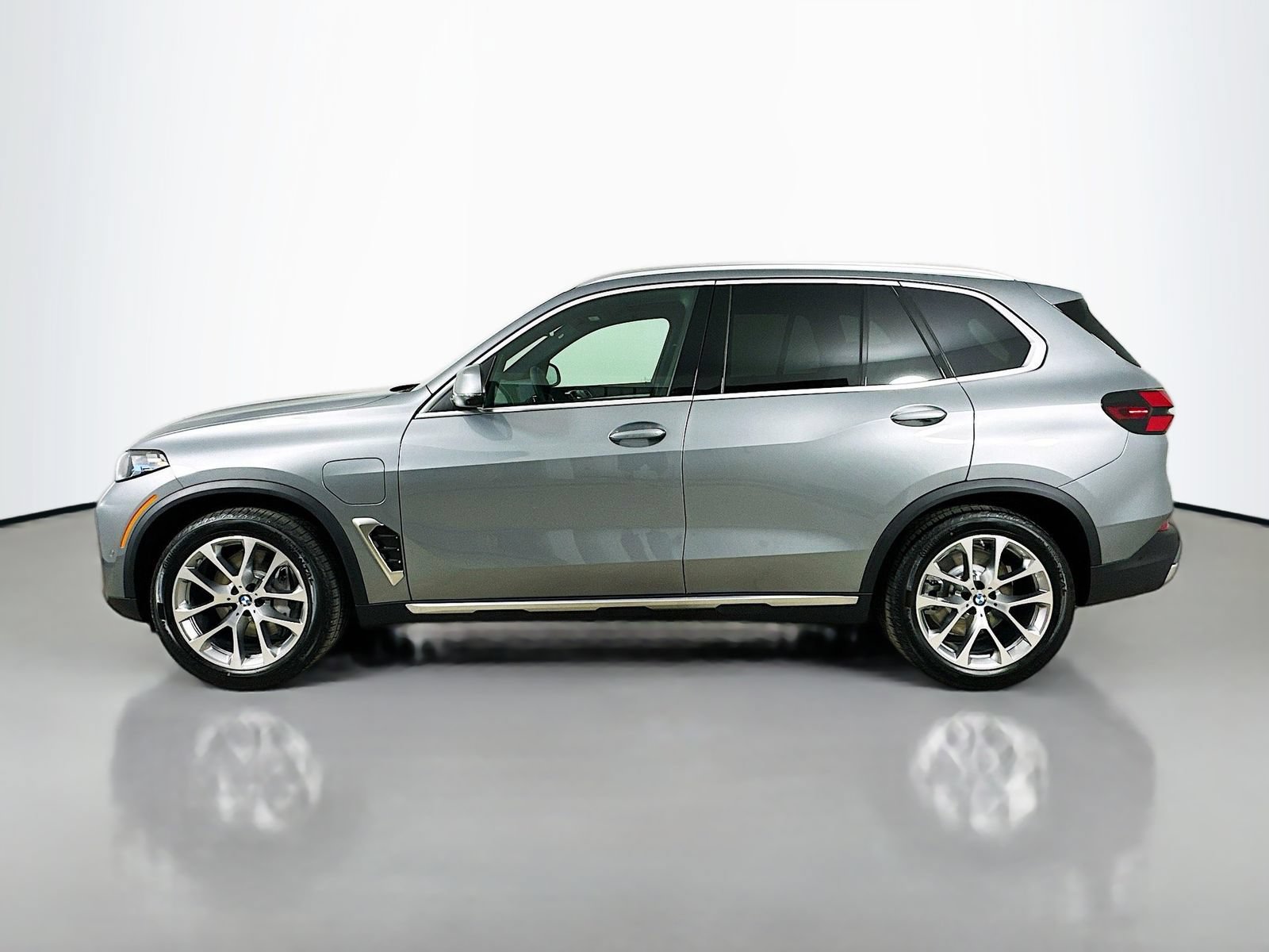 New 2026 BMW X5 xDrive50e w/ Executive Package AWD/4WD image 8