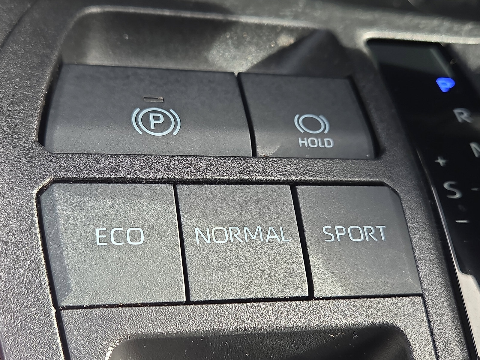 Used 2022 Toyota RAV4 LE image 22