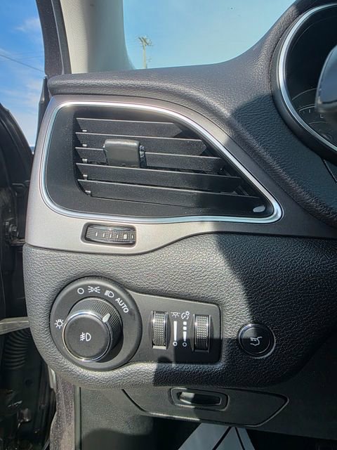 Used 2019 Jeep Cherokee Latitude Plus w/ Comfort/Convenience Group AWD/4WD image 18
