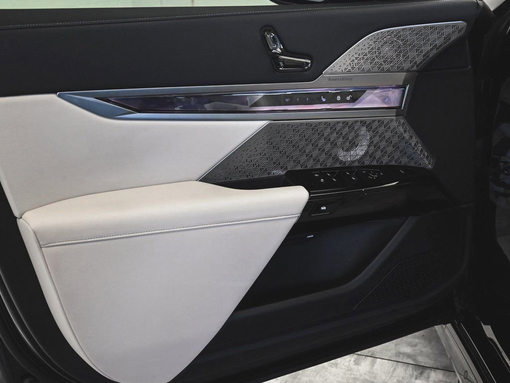 Used 2024 BMW i7 M70 w/ Executive Package image 8