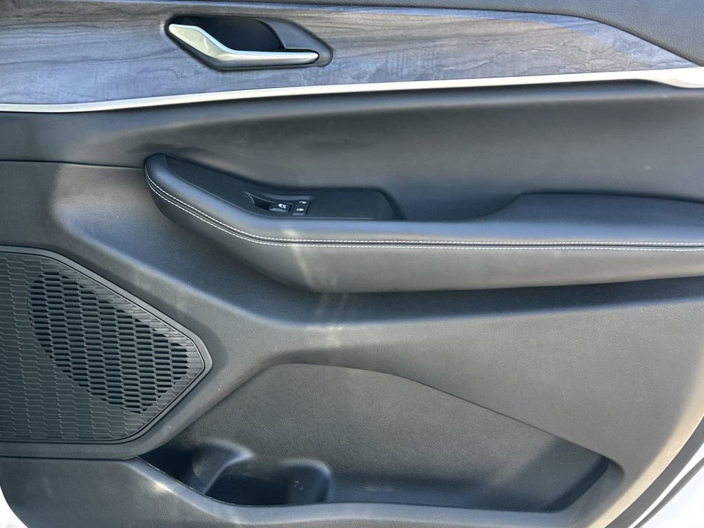 Used 2023 Jeep Grand Cherokee L Limited w/ Black Appearance Package image 15