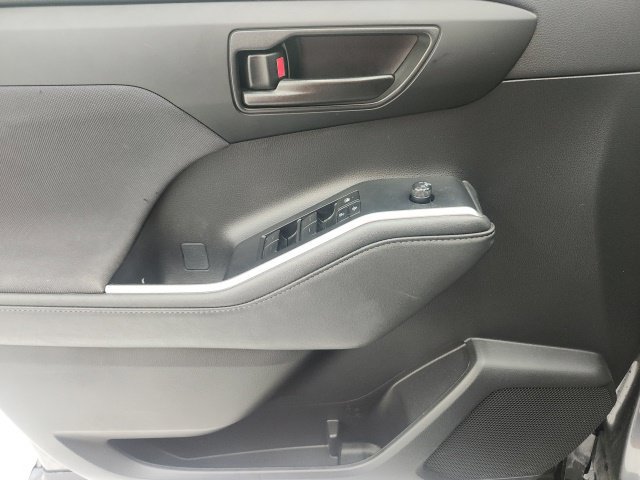 Used 2024 Toyota Highlander LE FWD image 11