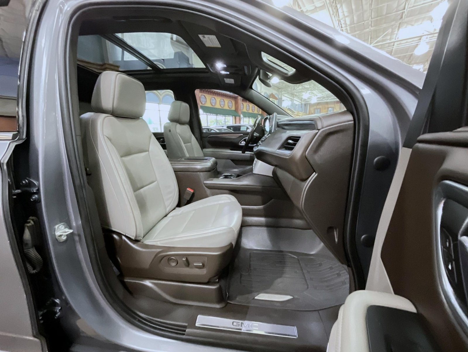 Certified 2021 GMC Yukon SLT w/ SLT Luxury Plus Package AWD/4WD image 15