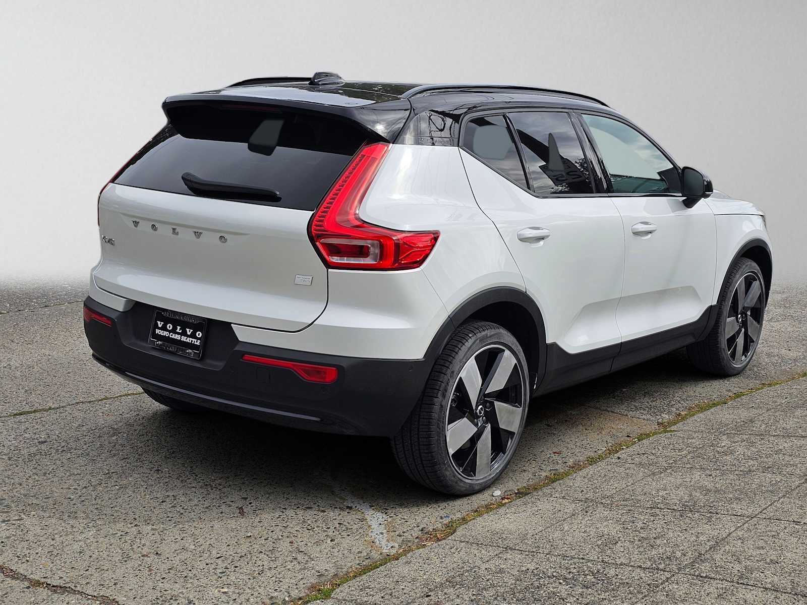 Used 2023 Volvo XC40 Recharge Ultimate AWD/4WD image 3