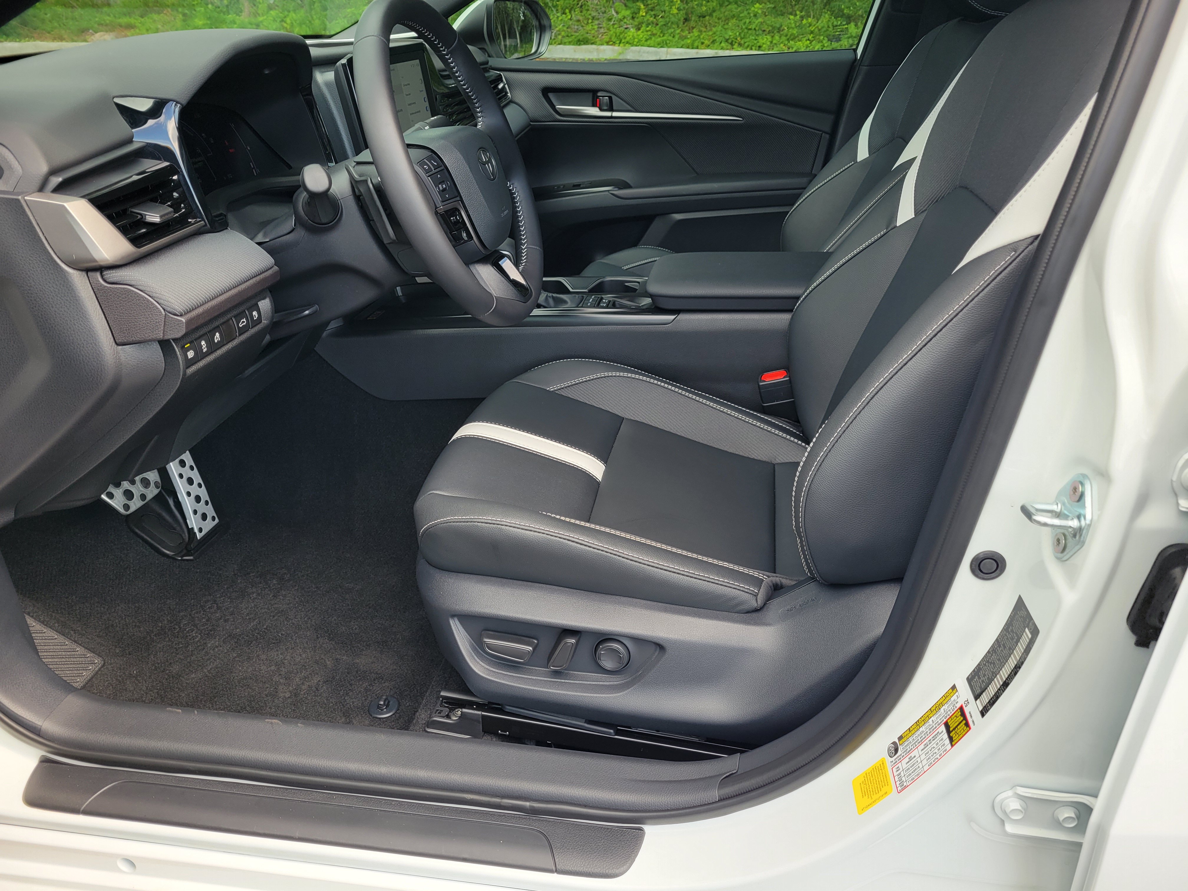 Used 2026 Toyota Camry SE FWD image 29