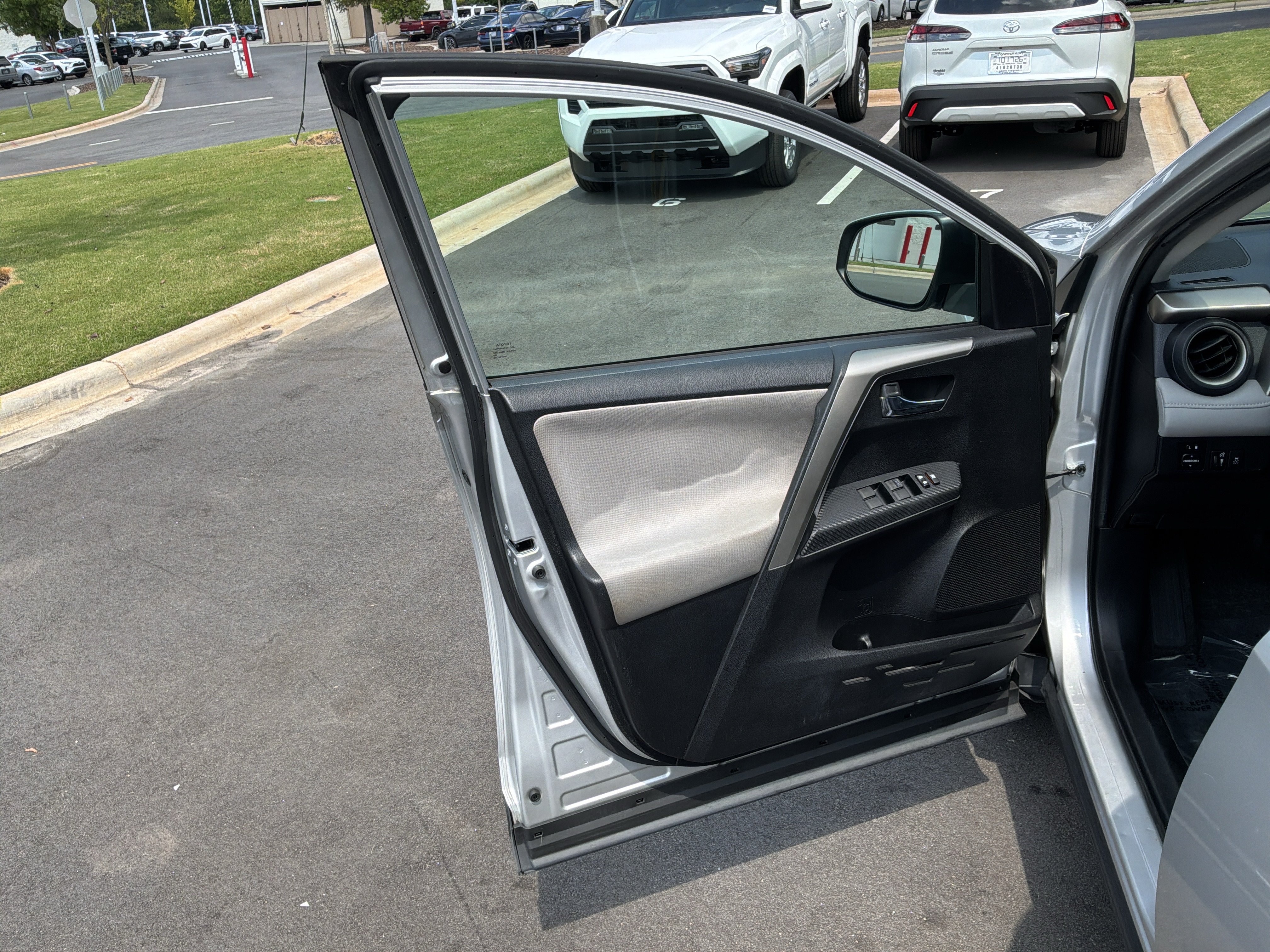 Used 2015 Toyota RAV4 XLE FWD image 14