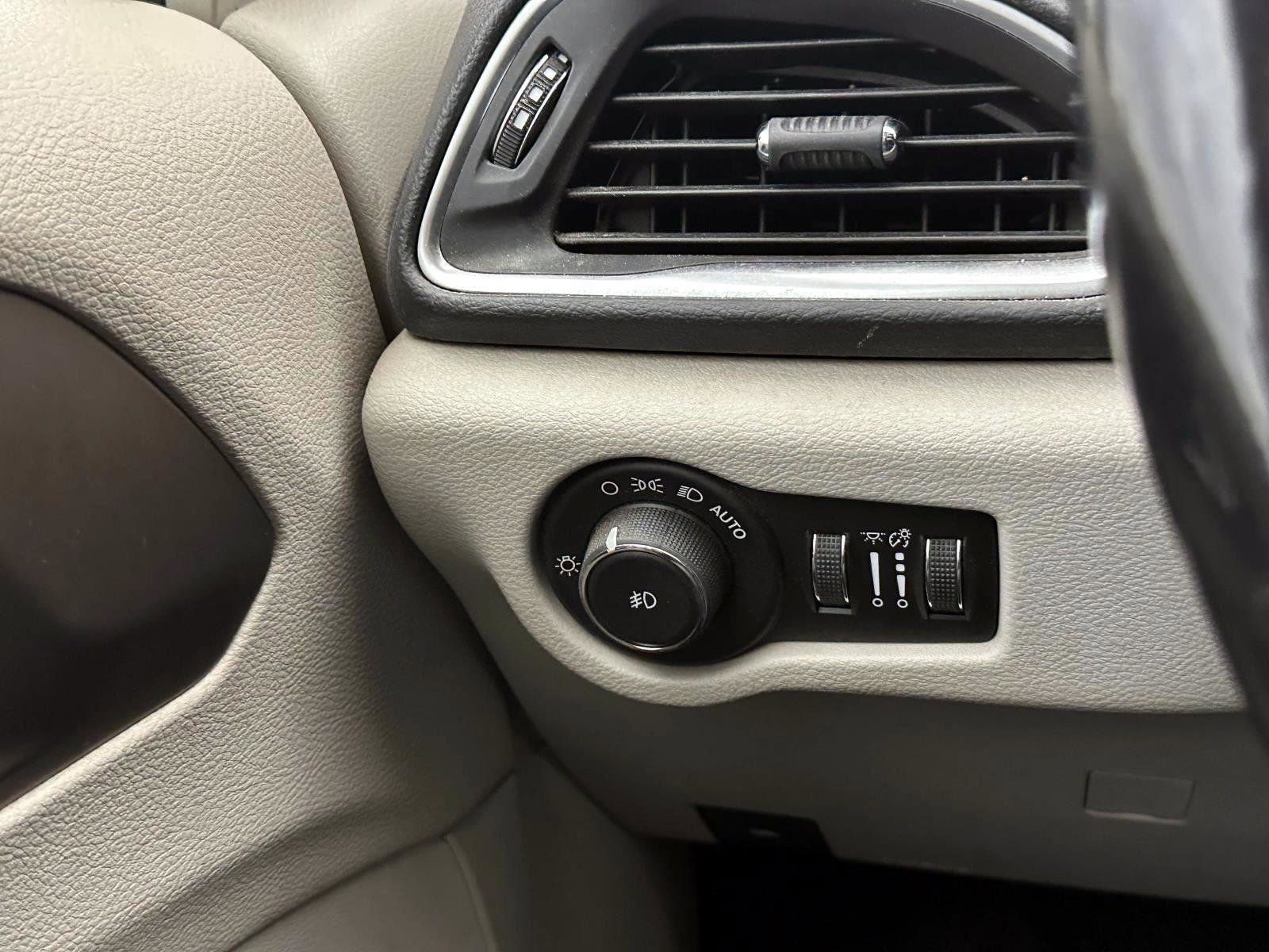 Used 2018 Chrysler Pacifica Touring-L Plus w/ Tire & Wheel Group image 25