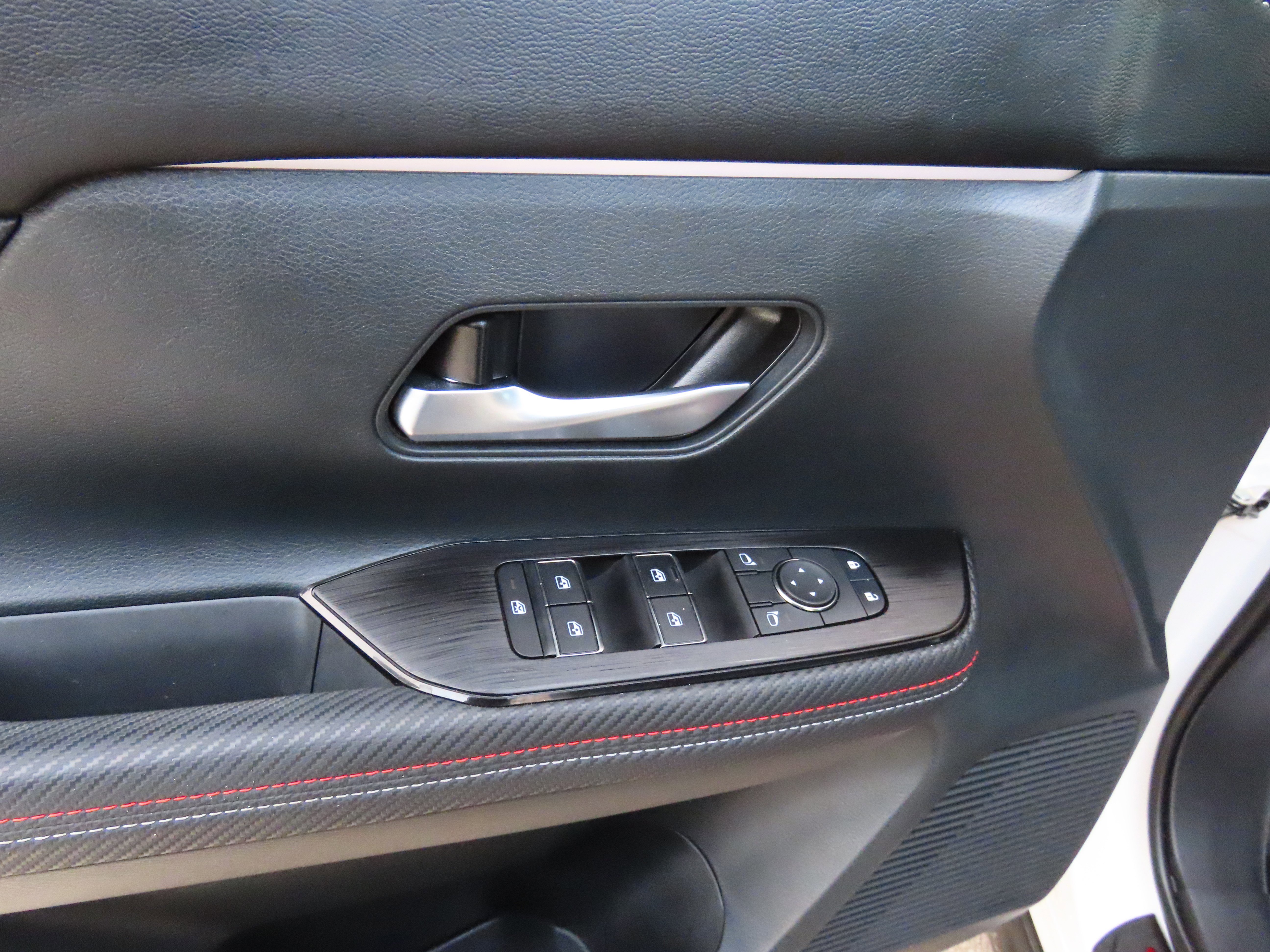 Used 2025 Nissan Kicks SR w/ SR Premium Package image 23