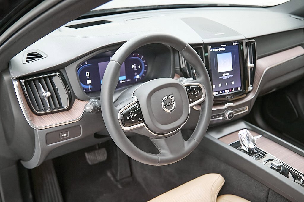 Certified 2023 Volvo XC60 B5 Ultimate w/ Protection Package Premier image 13