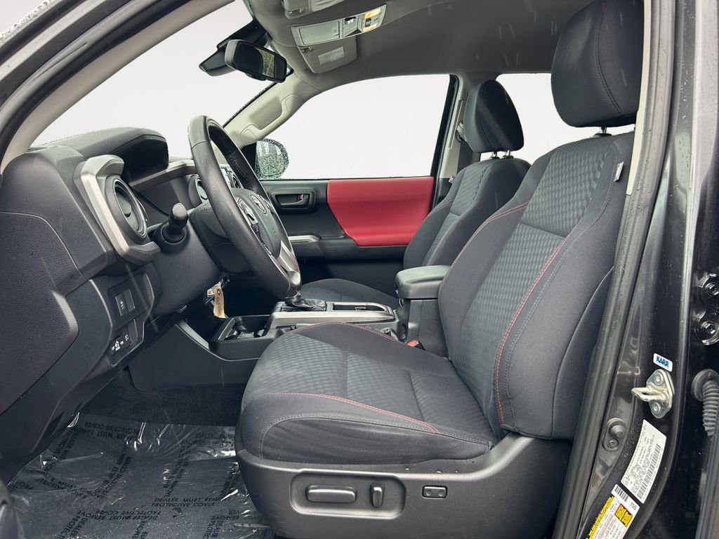 Used 2020 Toyota Tacoma SR5 AWD/4WD image 16