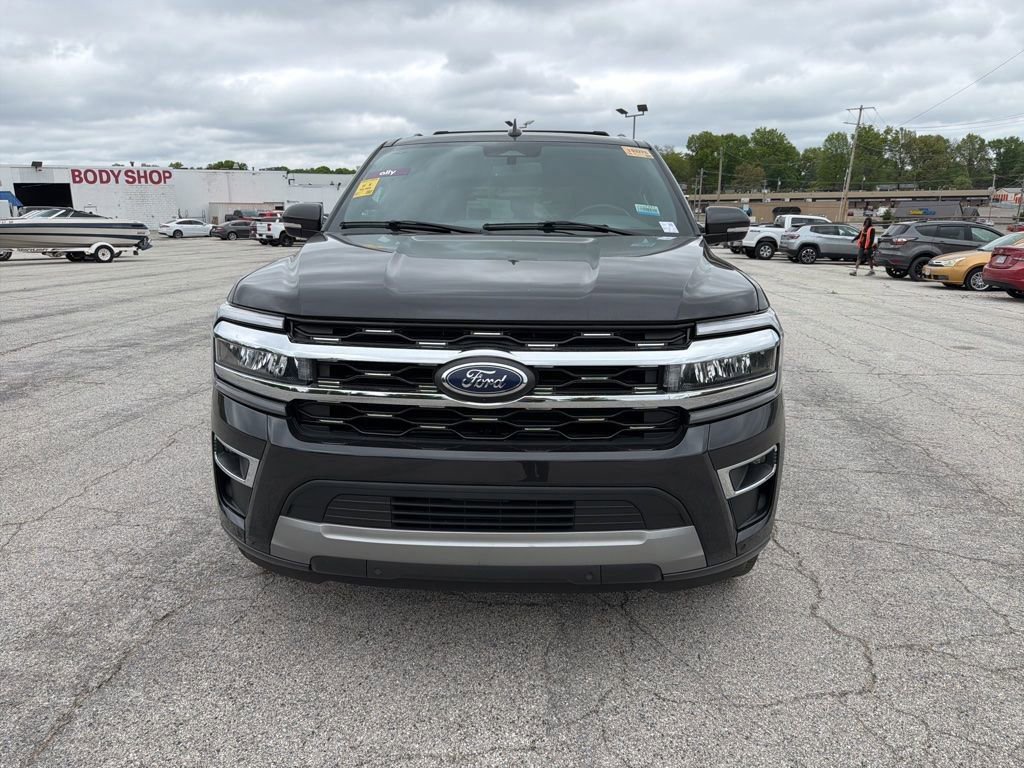 Used 2024 Ford Expedition Limited AWD/4WD image 2