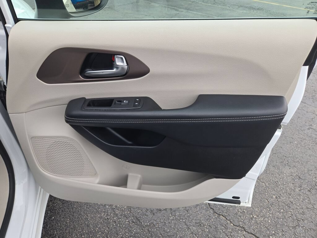 Certified 2023 Chrysler Voyager LX FWD image 7