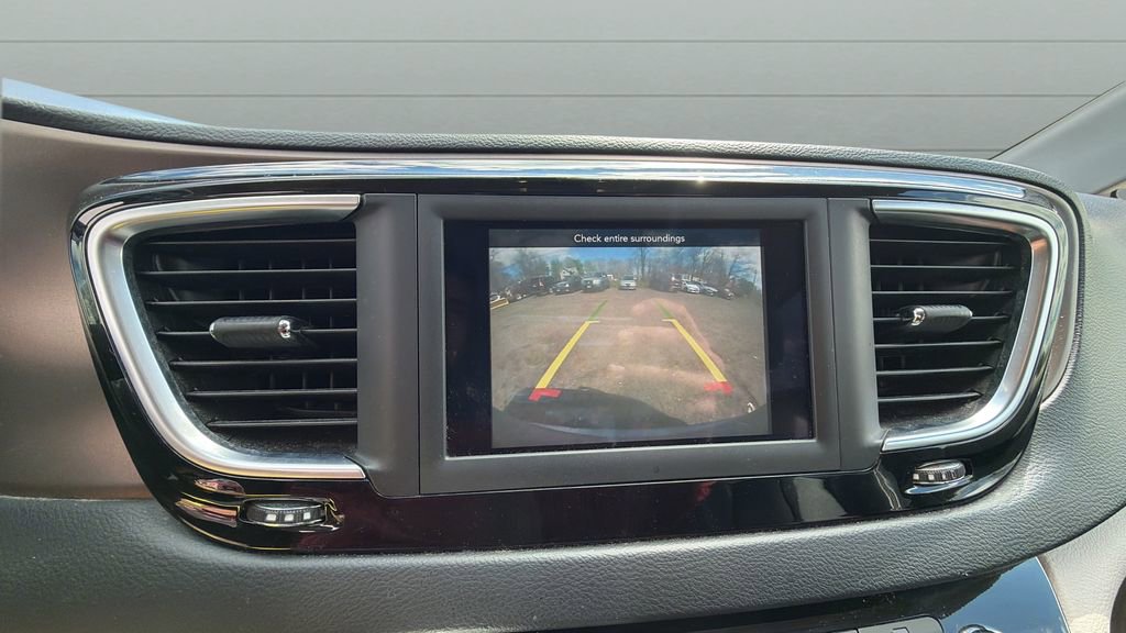 Used 2019 Chrysler Pacifica Touring-L FWD image 27