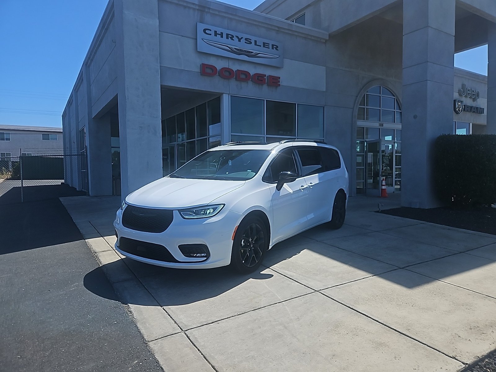 Used 2025 Chrysler Pacifica Limited FWD image 4