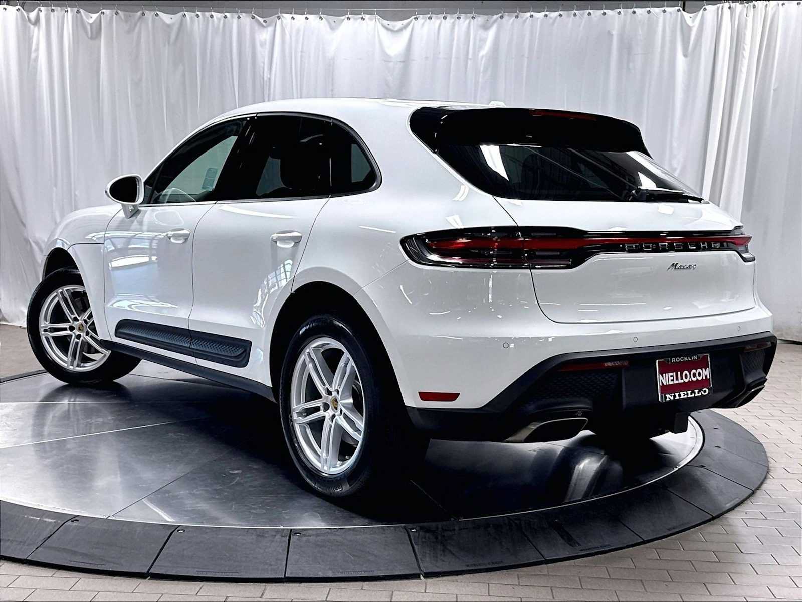 Used 2024 Porsche Macan w/ Premium Plus Package AWD/4WD image 3