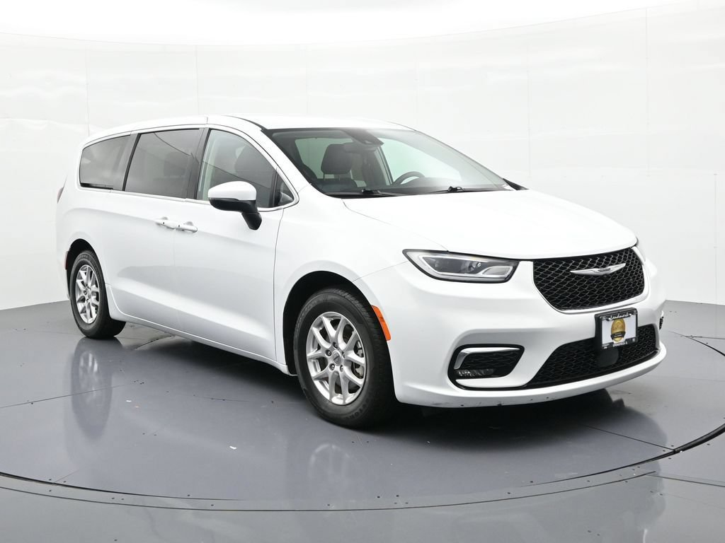 Used 2023 Chrysler Pacifica Touring-L FWD image 4