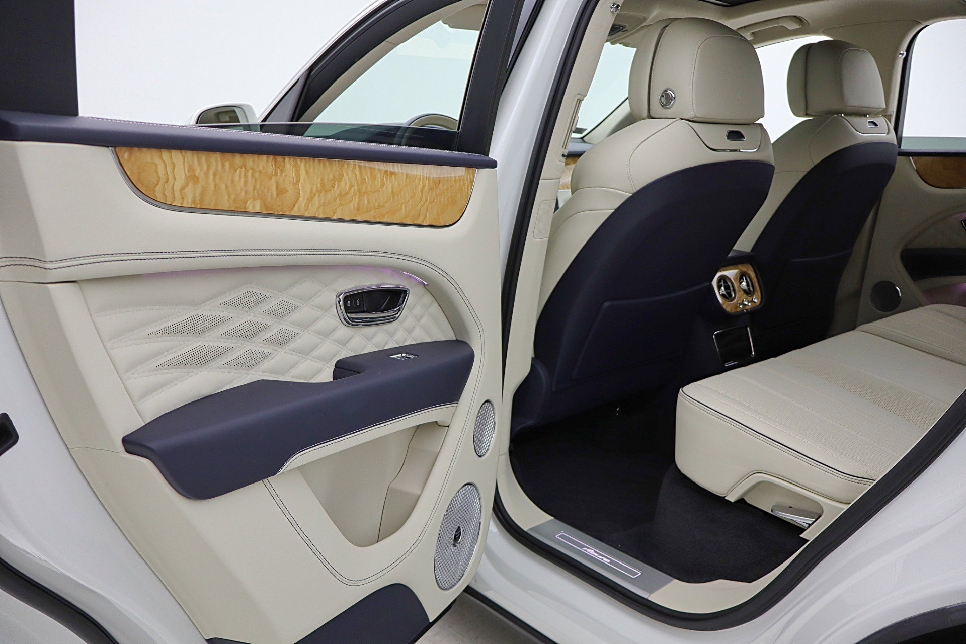 Used 2024 Bentley Bentayga image 49