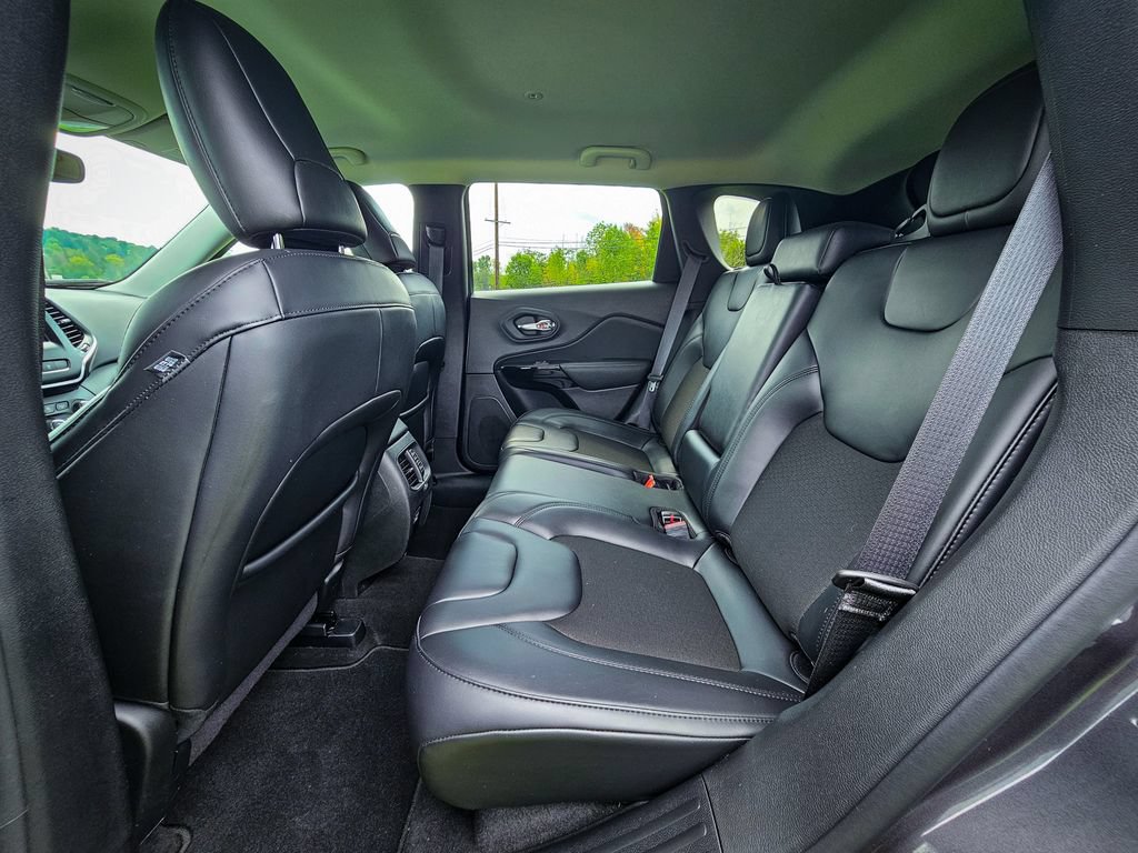 Used 2021 Jeep Cherokee Latitude Plus AWD/4WD image 34