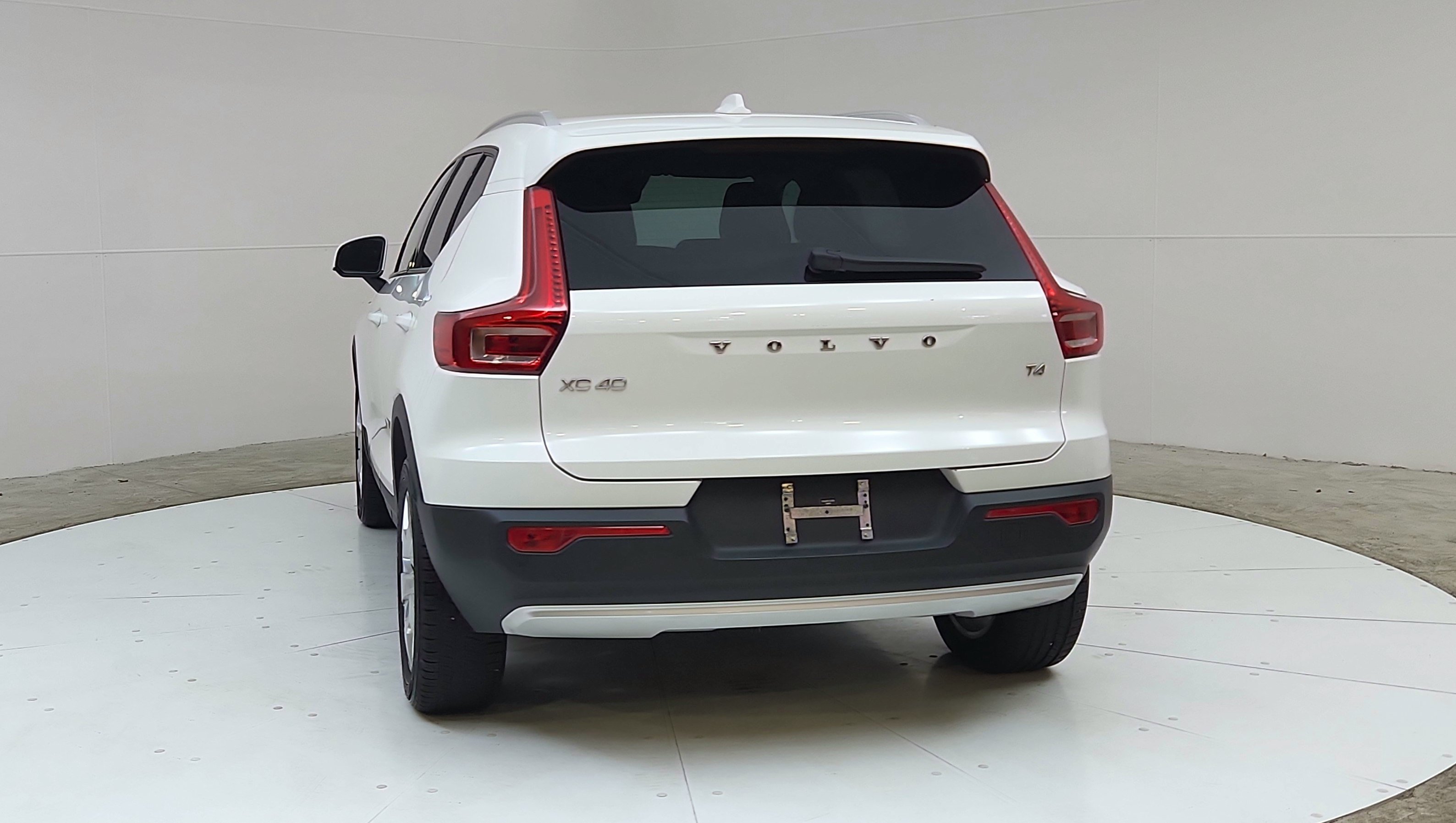 Used 2020 Volvo XC40 T4 Momentum FWD image 6