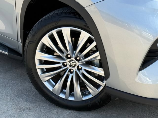 Used 2023 Toyota Highlander Platinum FWD image 5