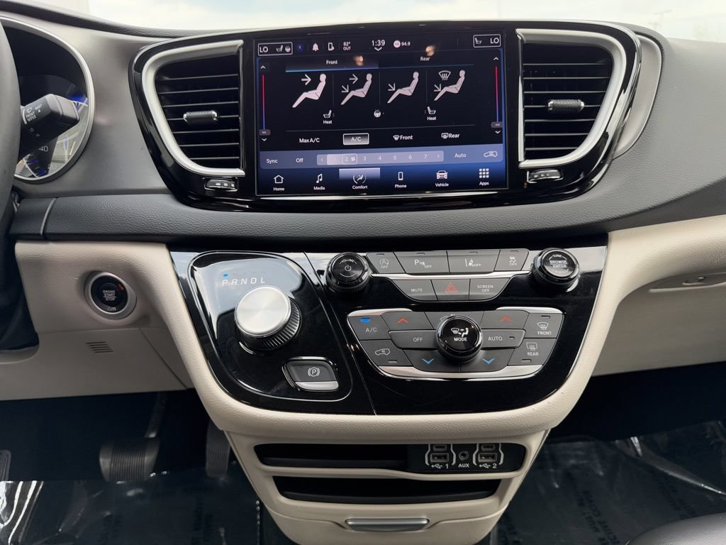 Used 2023 Chrysler Pacifica Touring-L FWD image 30