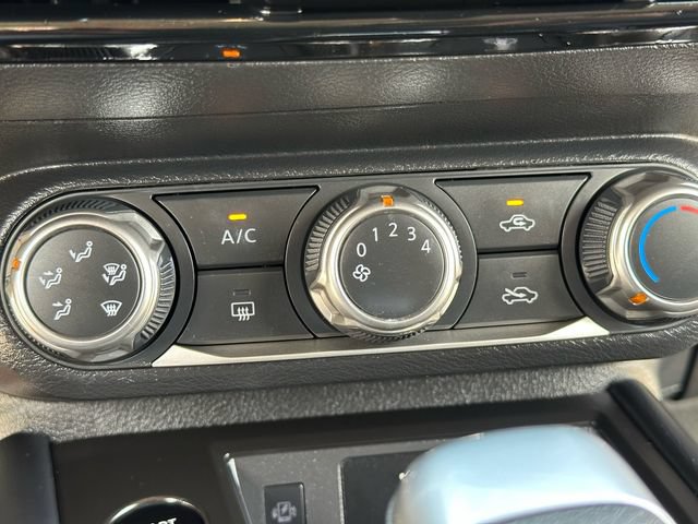Used 2025 Nissan Kicks SV AWD/4WD image 18