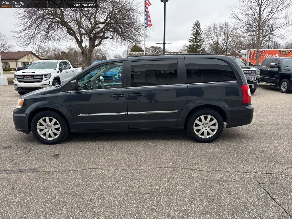 Used 2013 Chrysler Town & Country Touring image 8