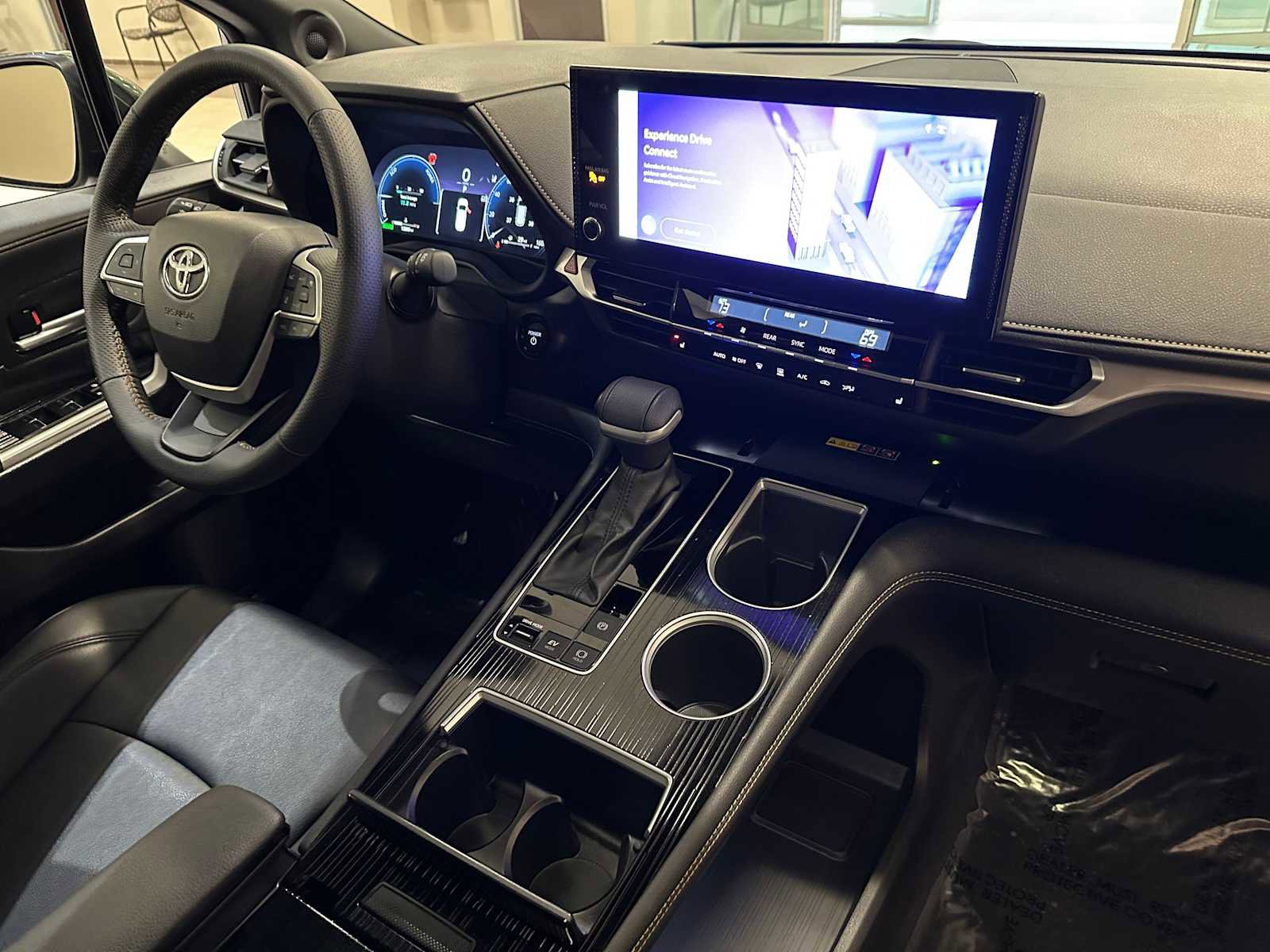 Certified 2025 Toyota Sienna XLE Woodland Edition image 30