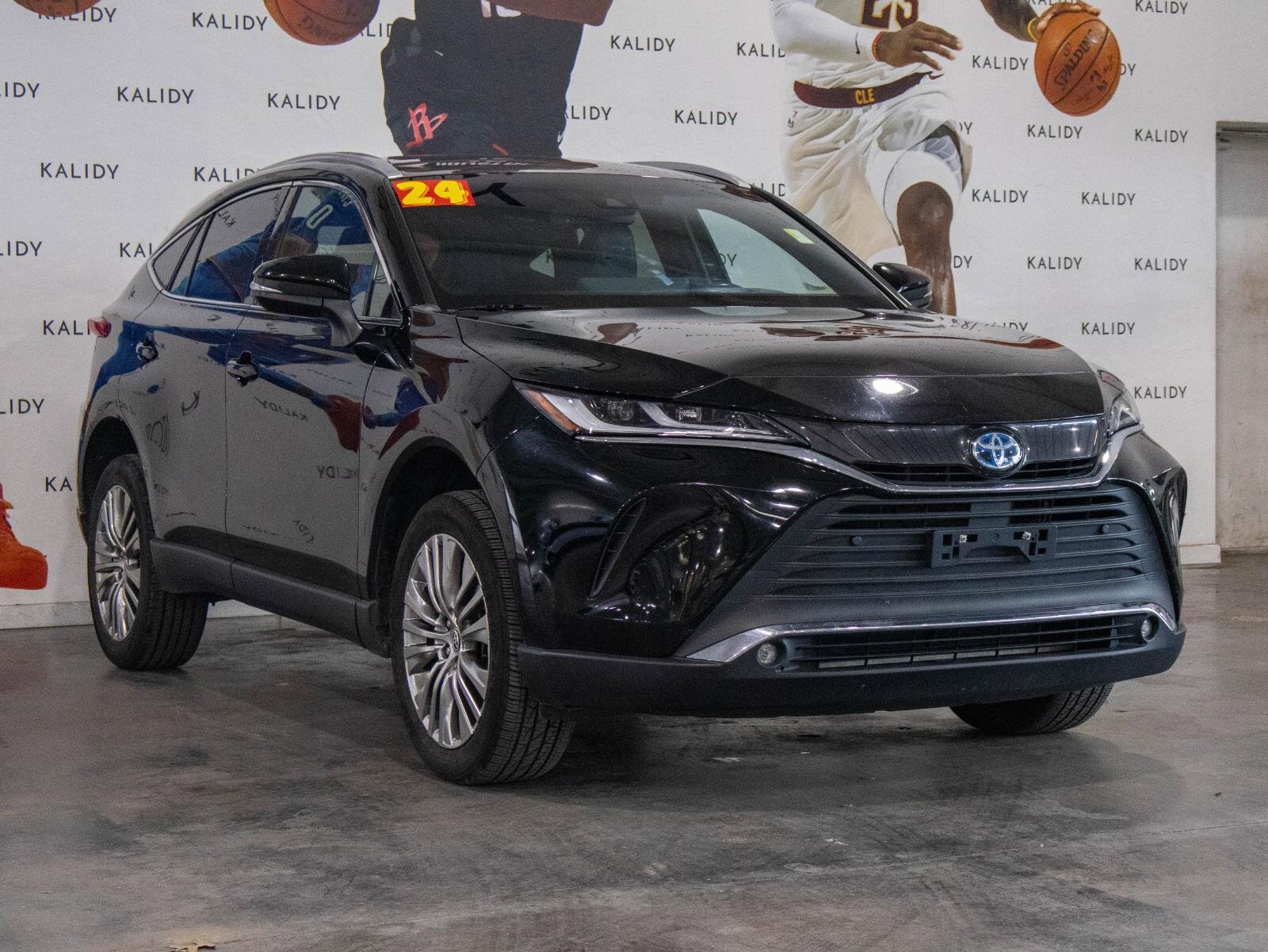 Used 2023 Toyota Venza XLE image 18