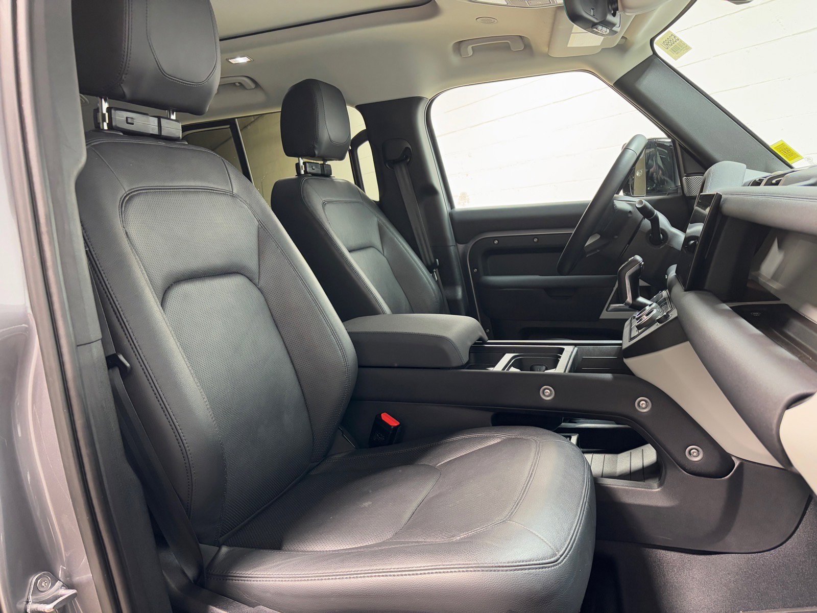 Used 2023 Land Rover Defender 130 SE image 35