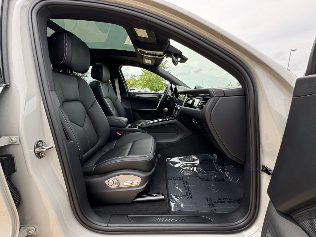 Used 2026 Porsche Macan AWD/4WD image 27