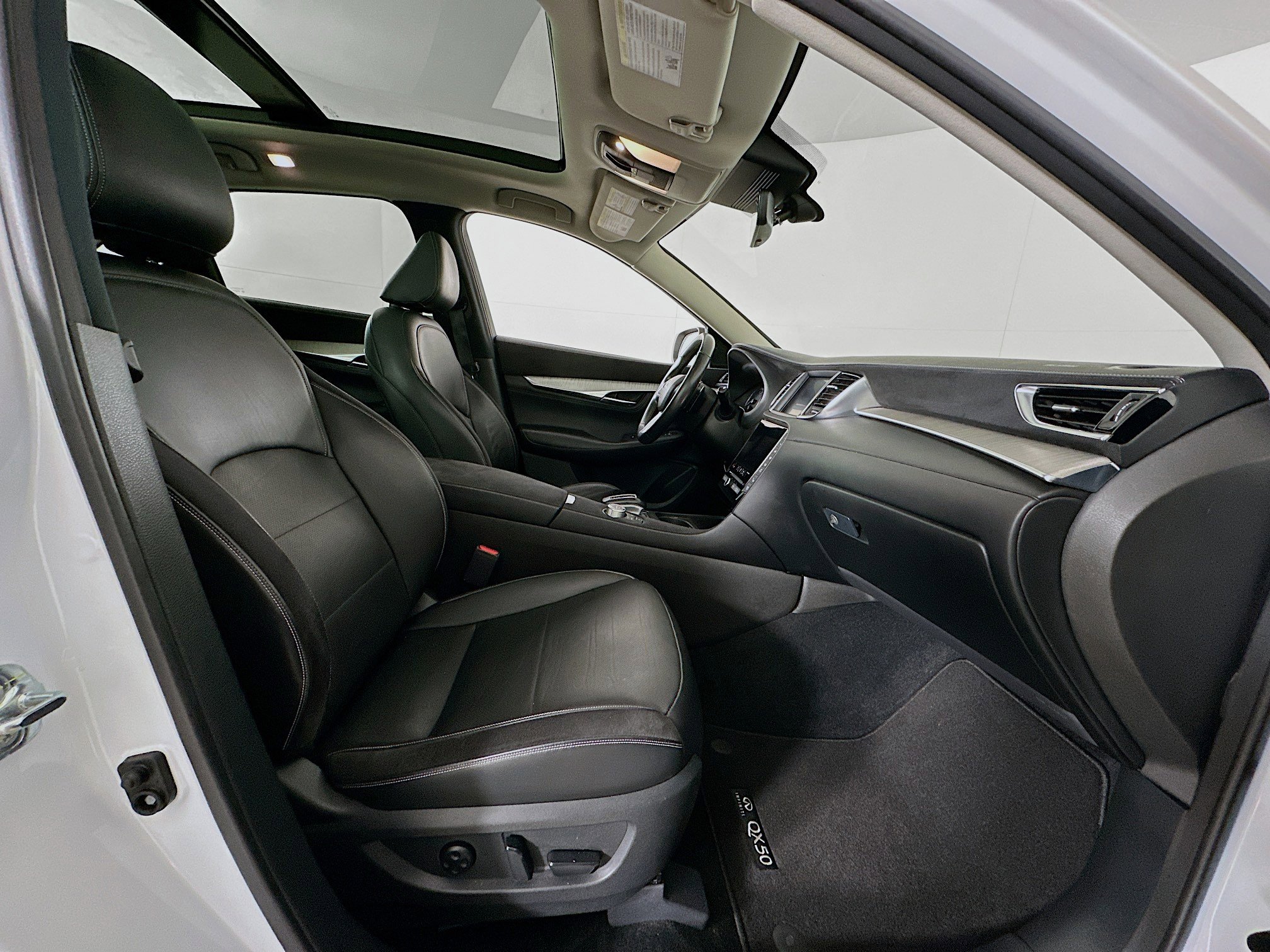 Used 2023 INFINITI QX50 Sensory image 32