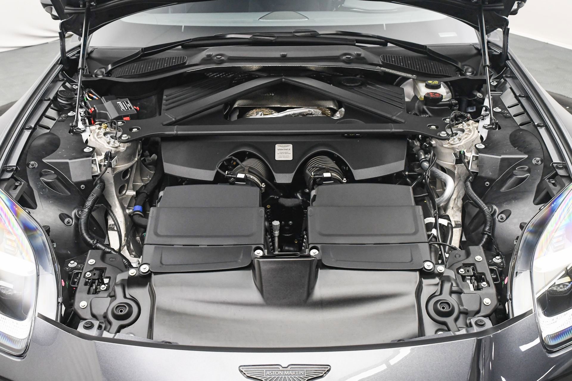 Used 2025 Aston Martin V8 Vantage Coupe image 28