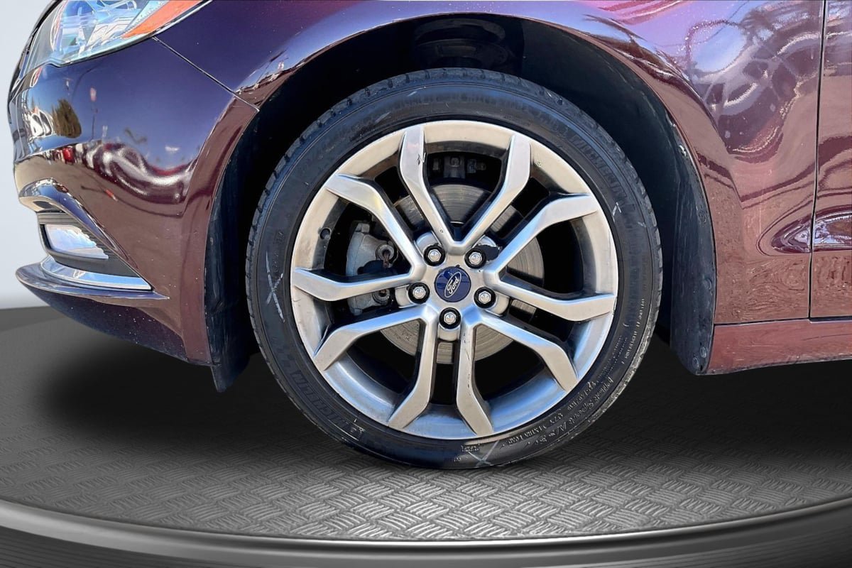 Used 2017 Ford Fusion SE w/ Equipment Group 201A FWD image 9