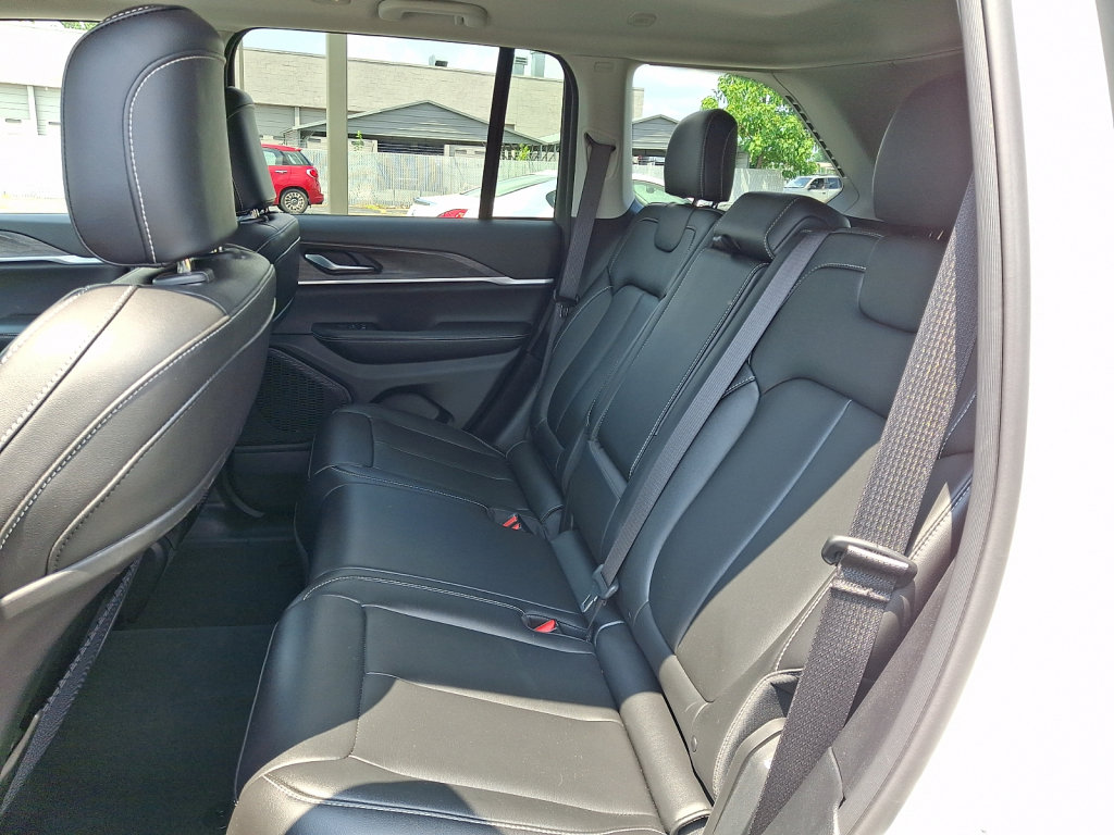 Used 2023 Jeep Grand Cherokee Limited AWD/4WD image 20