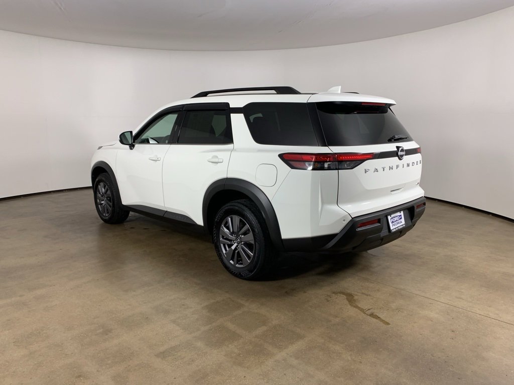 Used 2025 Nissan Pathfinder SV image 16