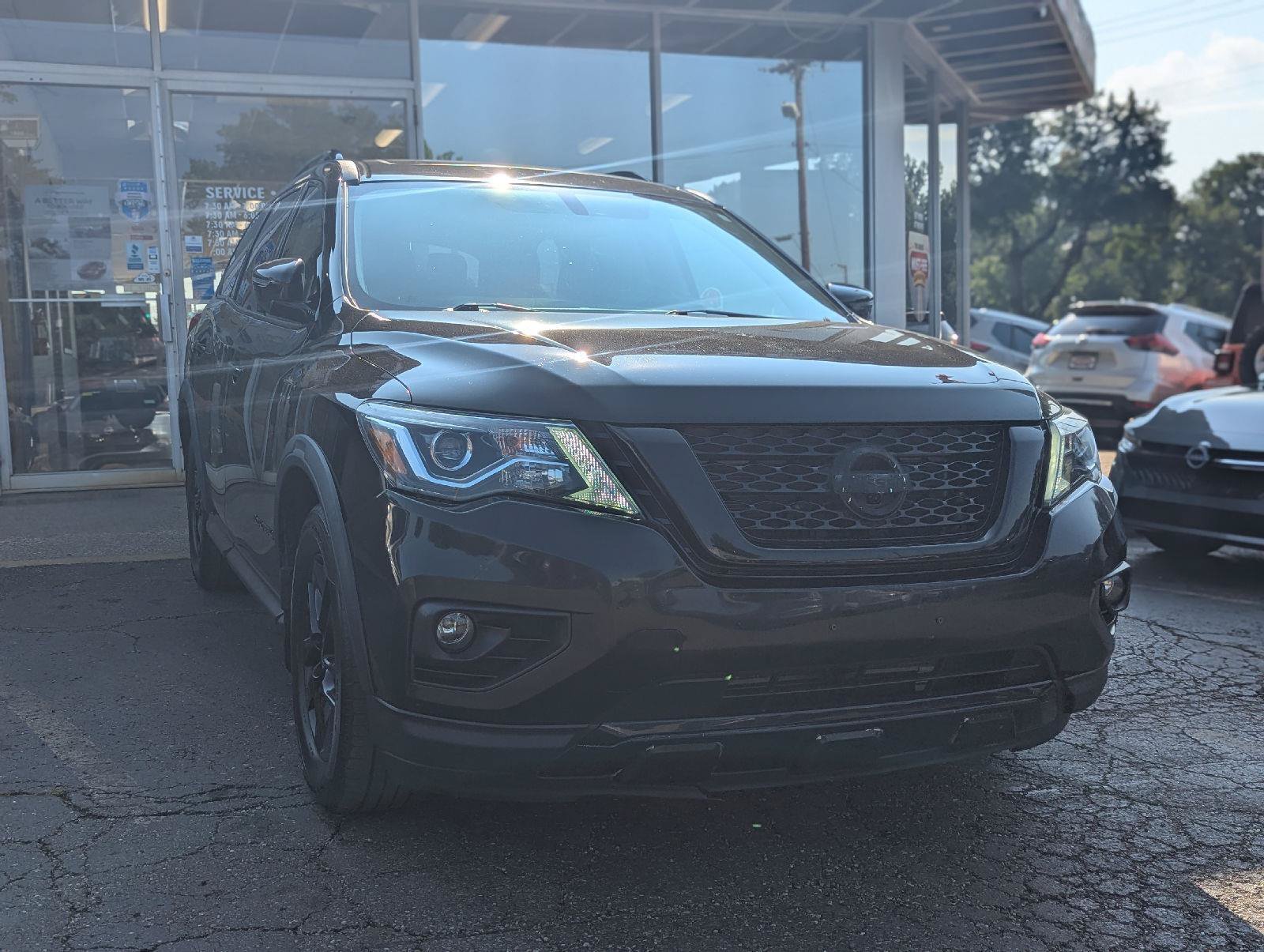 Used 2020 Nissan Pathfinder SL AWD/4WD image 2