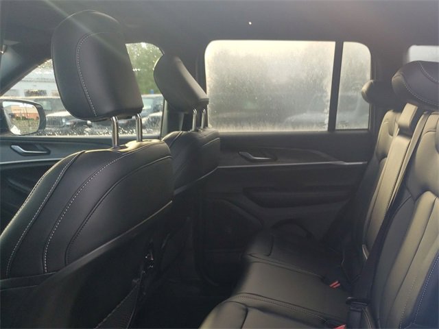 New 2025 Jeep Grand Cherokee Limited w/ Black Appearance Package image 33