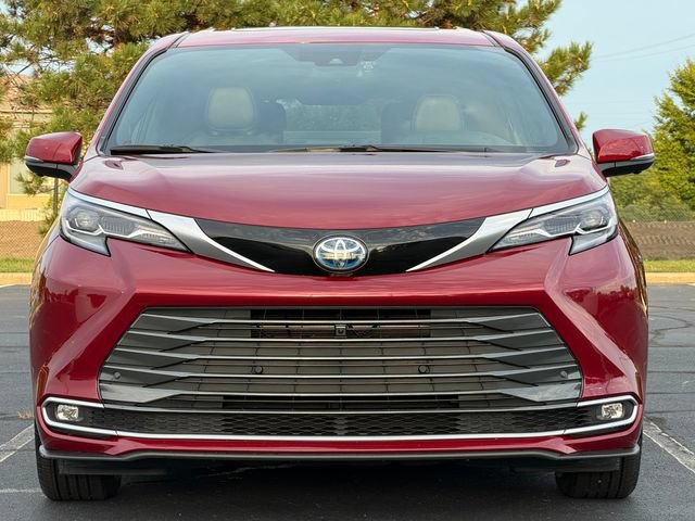 Certified 2025 Toyota Sienna Platinum AWD/4WD image 9